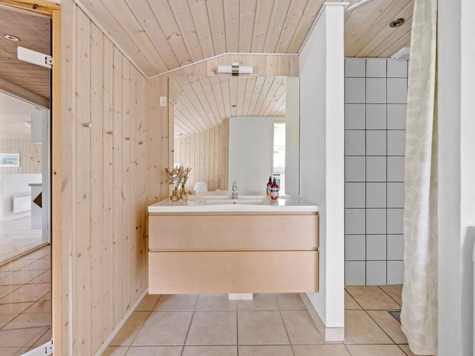 "Into" - 400m from the sea-Binnen