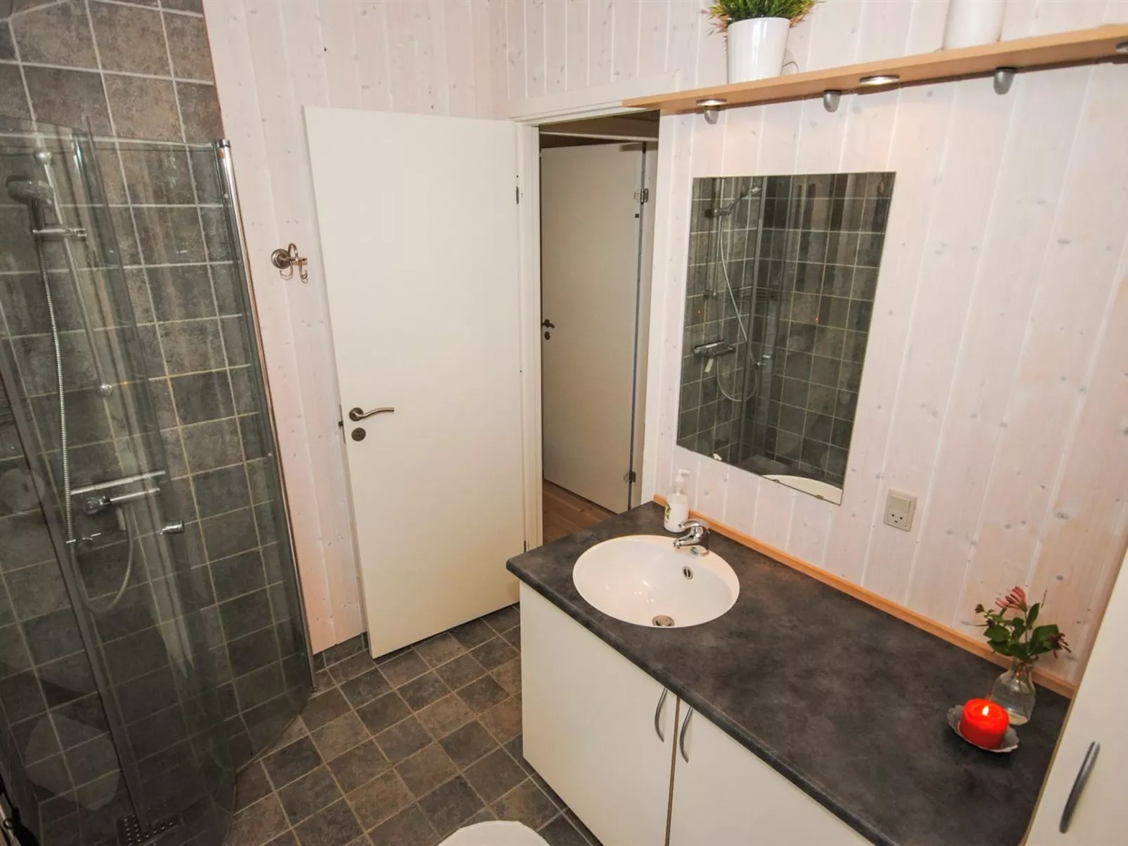 "Evelina" - 150m to the fjord-Binnen