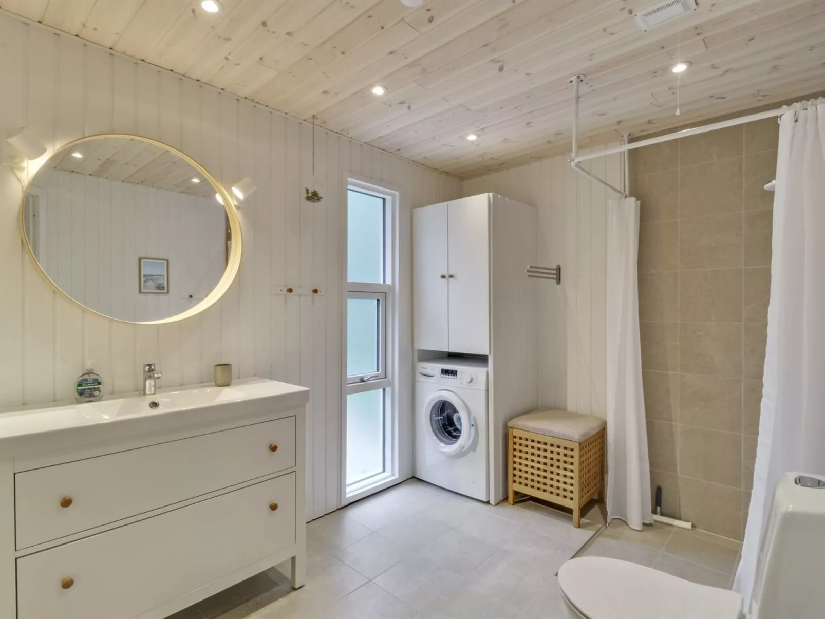 "Chrissie" - 150m from the sea-Binnen