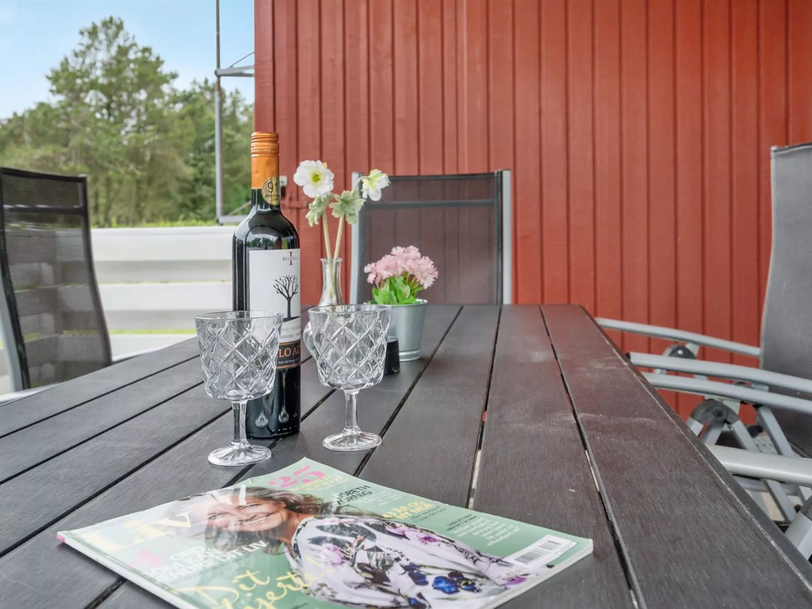 "Emly" - 1.1km from the sea-Binnen