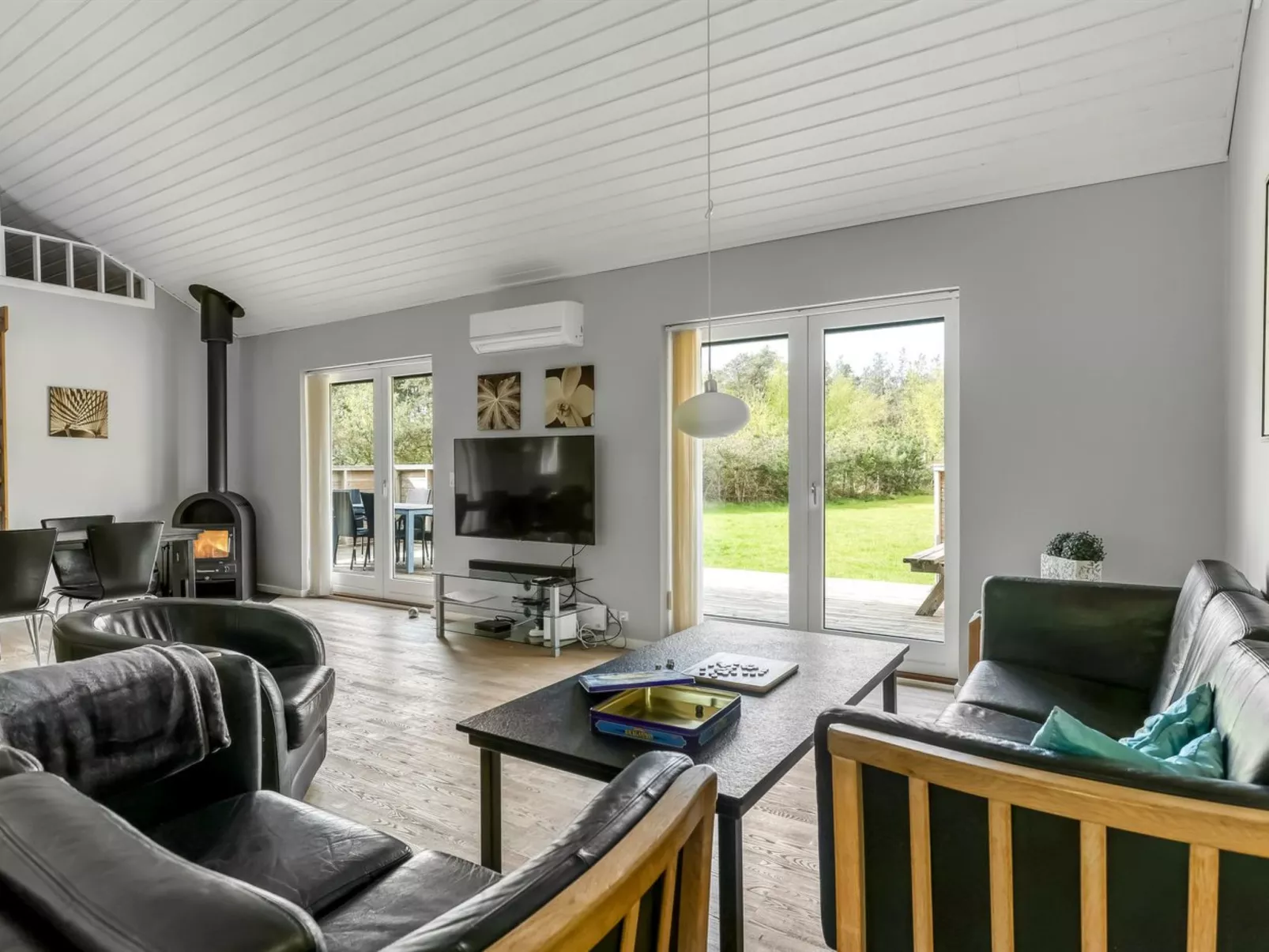 "Ellie" - 300m from the sea-Binnen