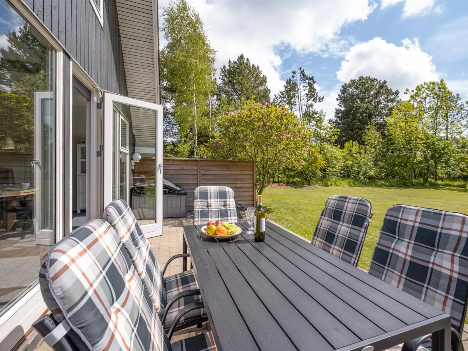 "Femija" - 500m to the fjord-Buiten