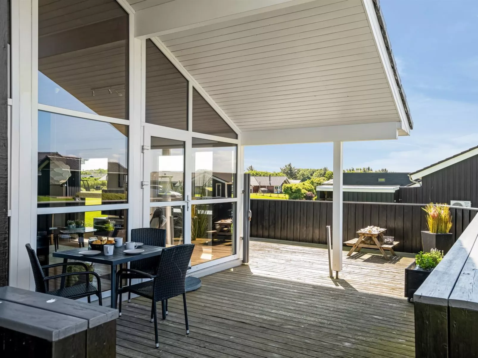 "Samuil" - 300m to the fjord-Buiten