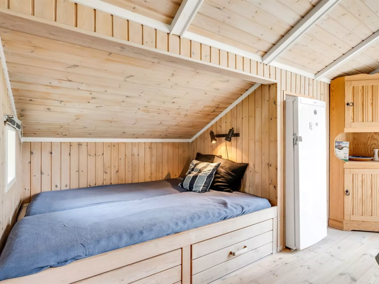 "Aamu" - 300m to the fjord-Binnen