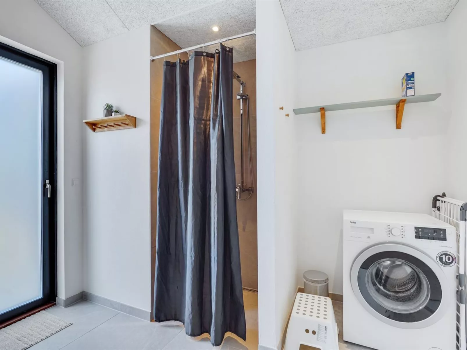 "Haley" - 150m from the sea-Binnen