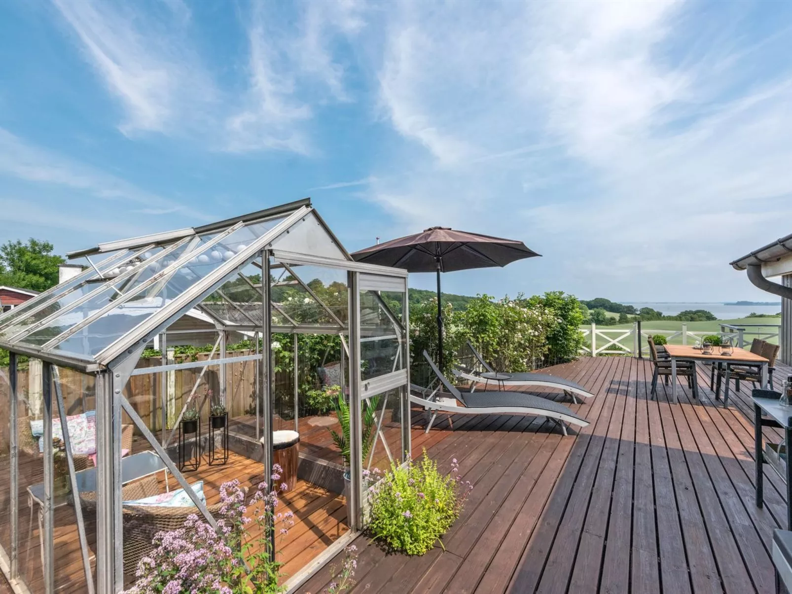 "Haraldina" - 350m to the fjord-Buiten