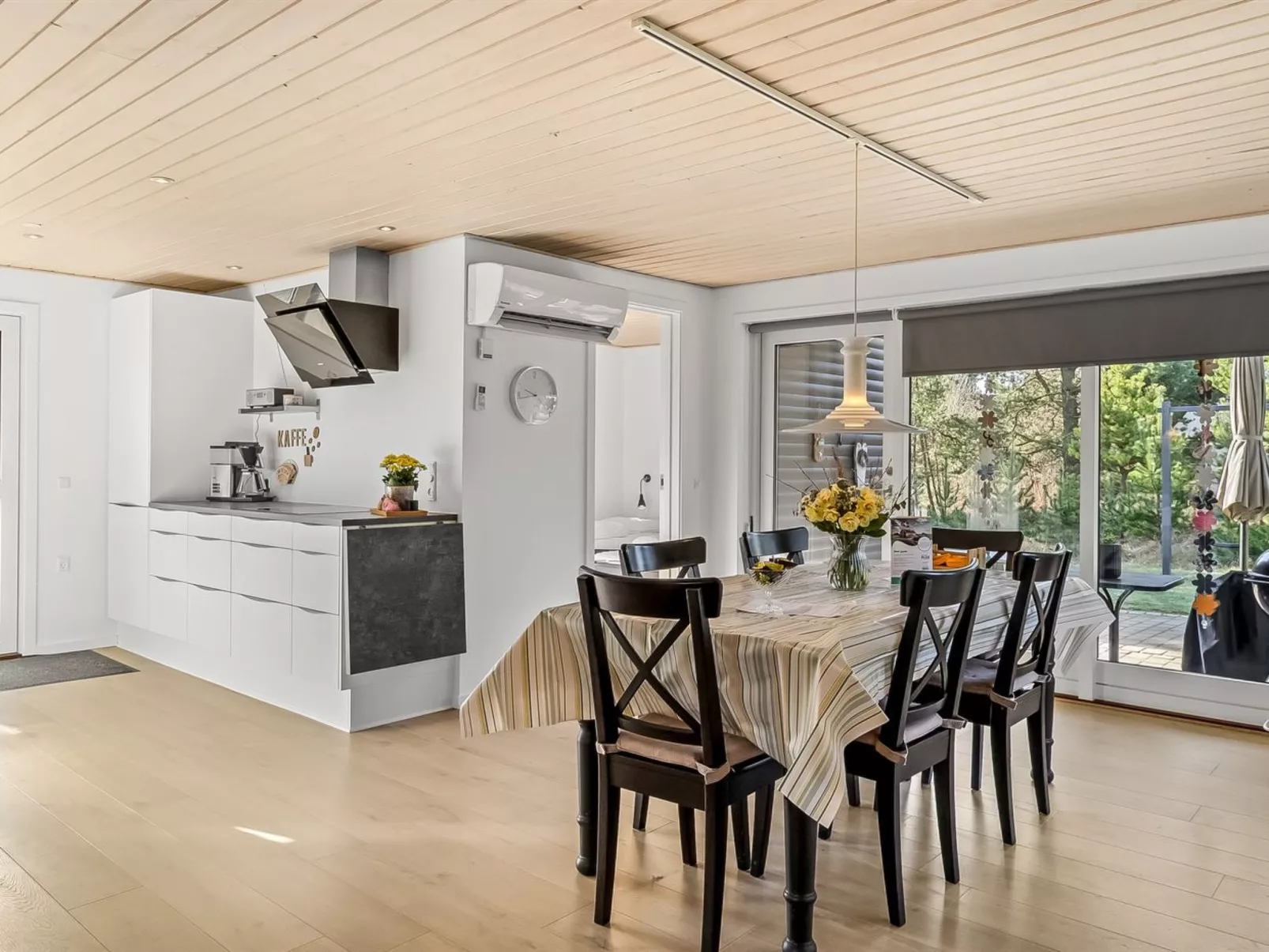 "Bjarka" - 2.9km from the sea-Binnen