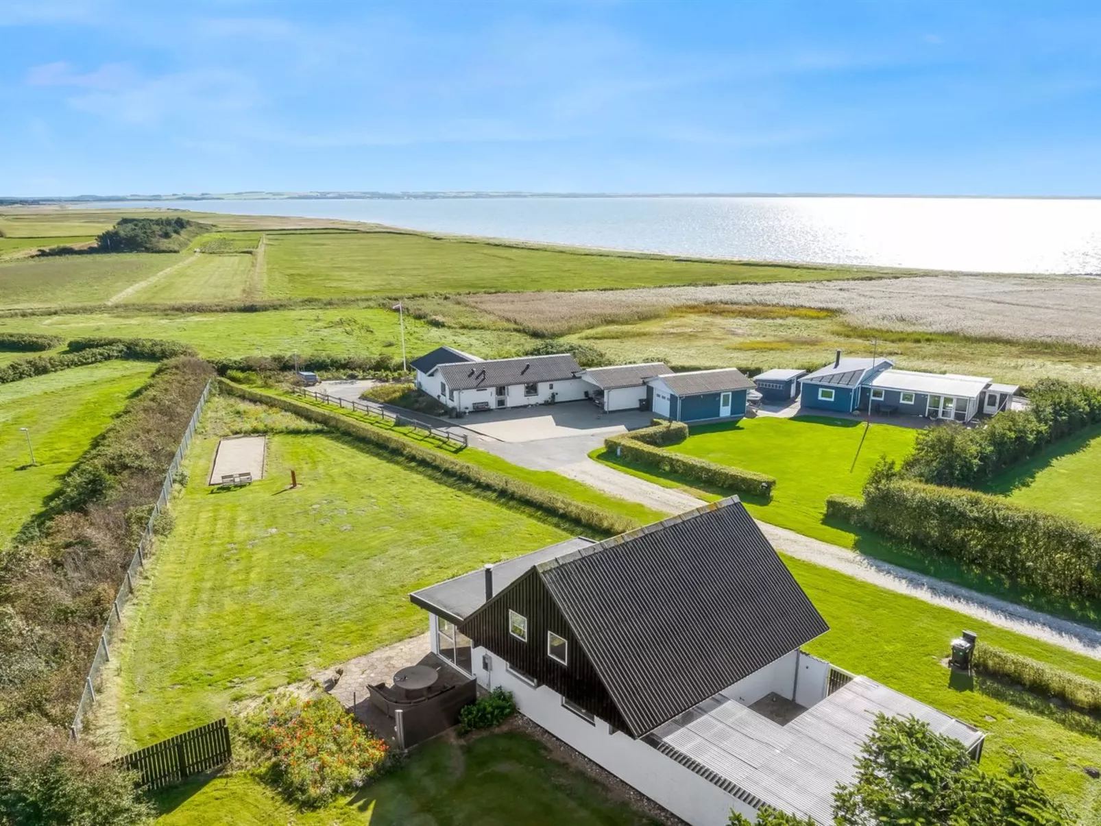 "Dunja" - 200m to the fjord-Buiten