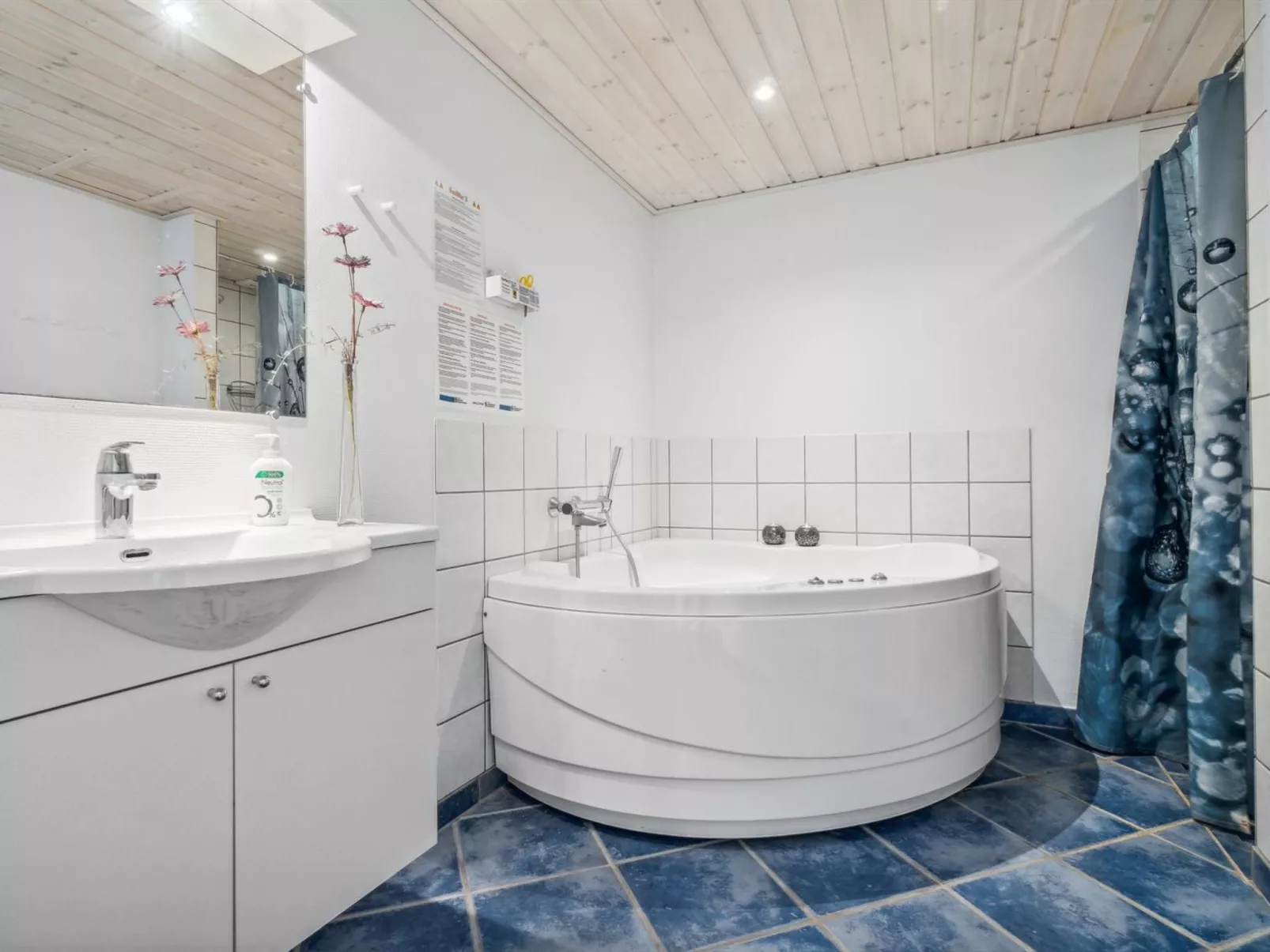 "Frigg" - 10m from the sea-Binnen