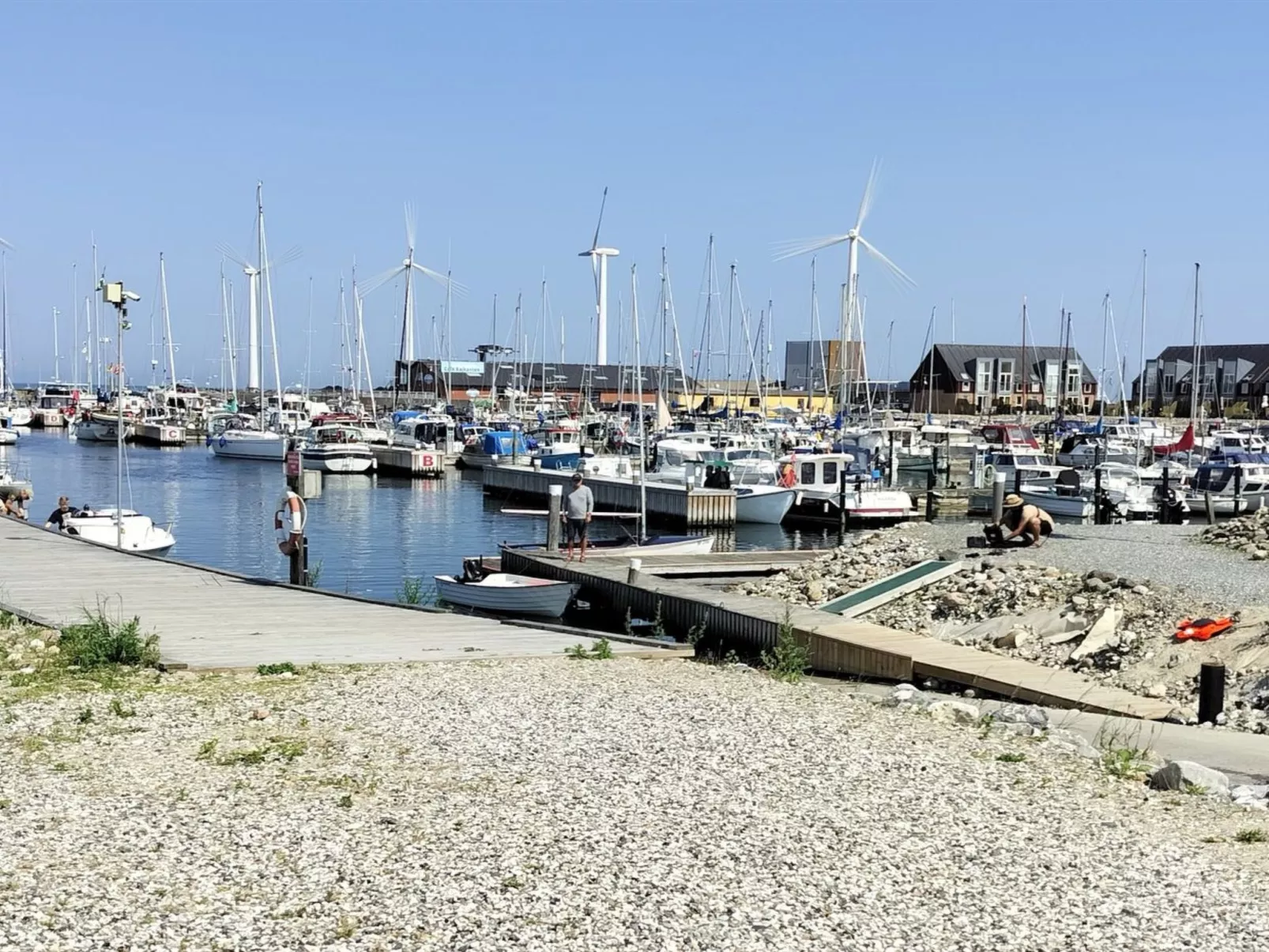 "Line" - 10m from the sea-Buiten