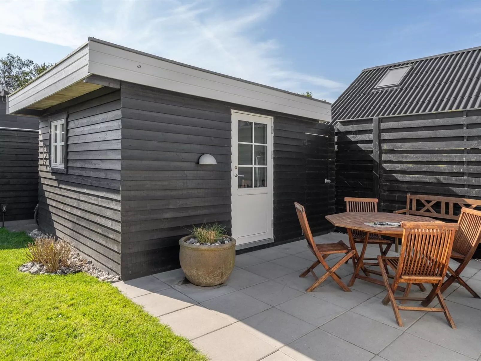 "Ulv" - 25m from the sea-Binnen