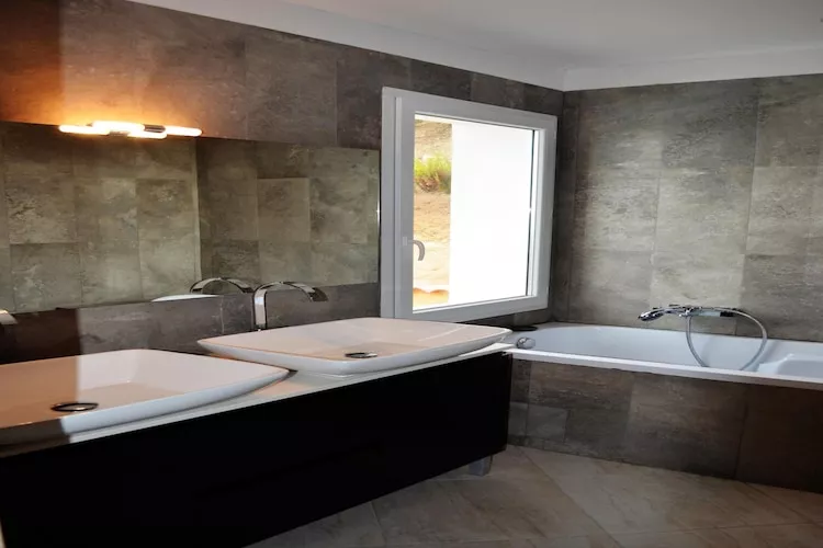 Holiday Villa - Solenzara  // Villa Orizonte-Badkamer