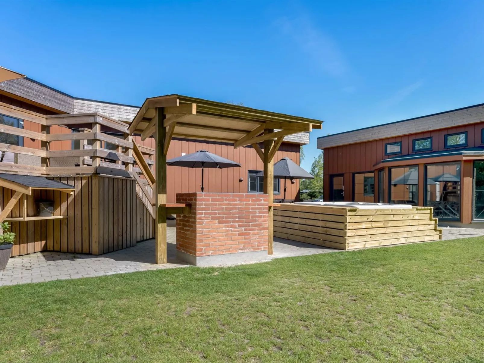 "Bjarka" - 700m from the sea-Buiten