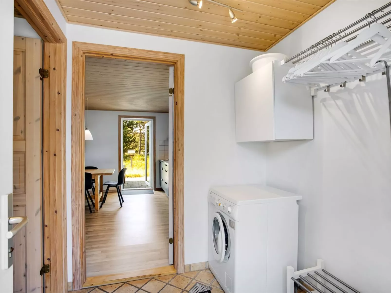 "Laila" - 1.2km from the sea-Binnen