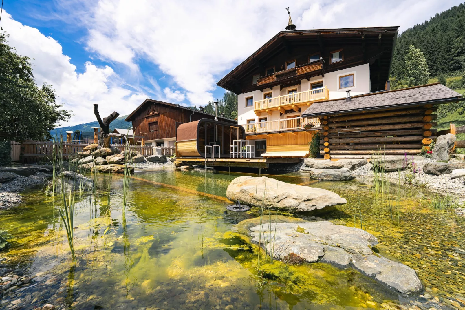 Bauernhaus Guggengut-Buitenkant zomer