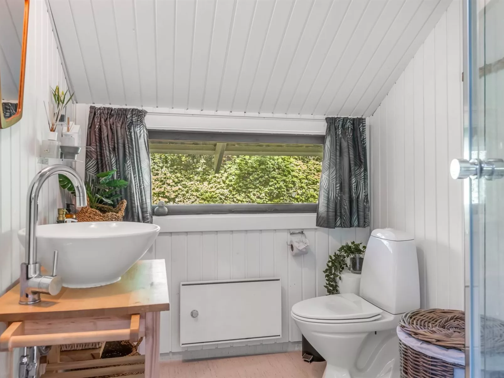 "Ung" - 30km from the sea-Binnen