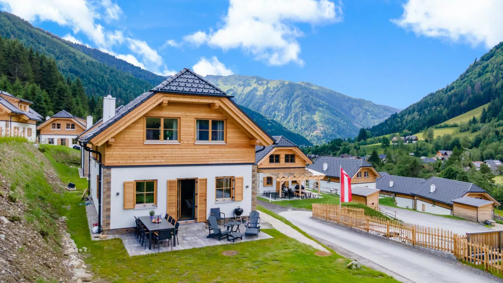 Alpenjoy Lodge-Buitenkant zomer