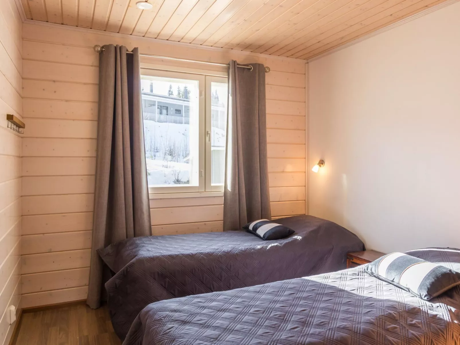 Hallan karhu b, paritalo-Binnen