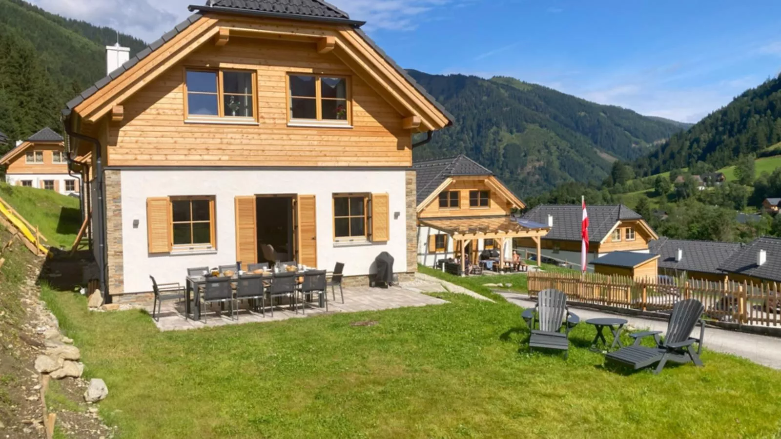 Alpenjoy Lodge-Buitenkant zomer