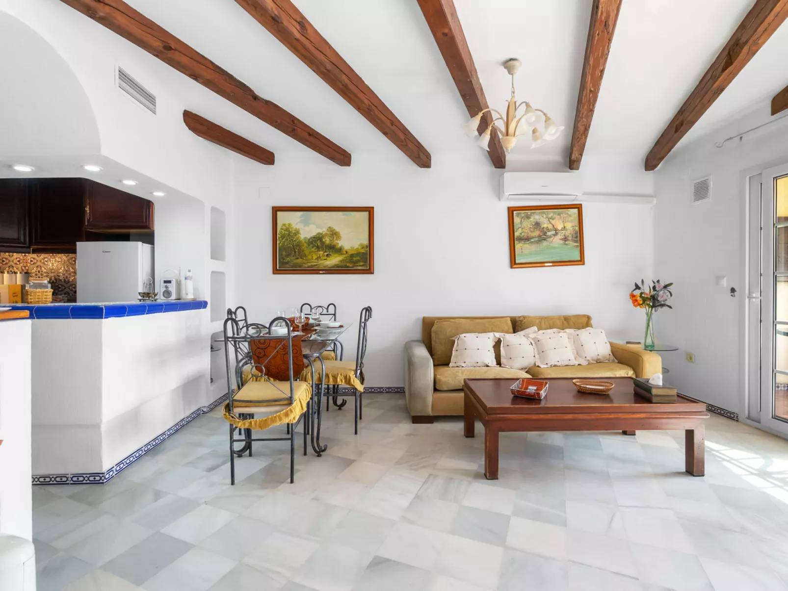 Aldea del Mar-Binnen