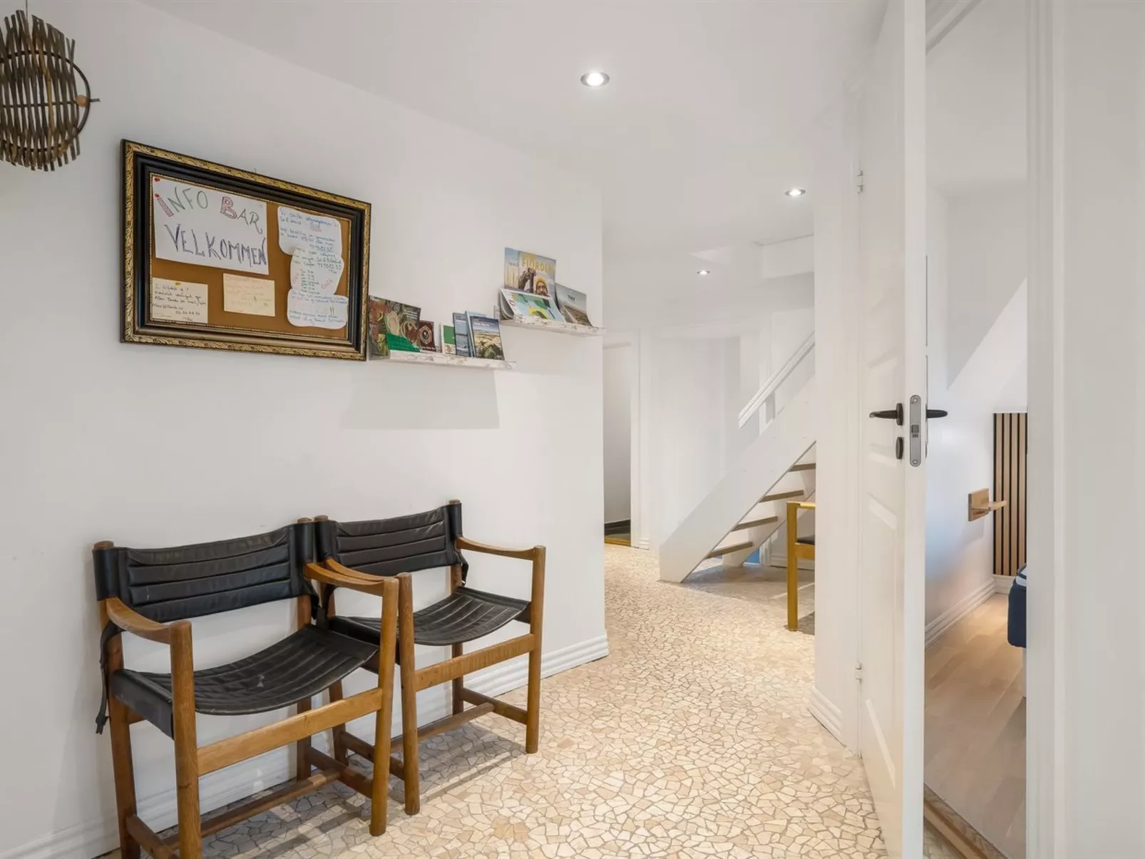 "Raika" - 25m to the fjord-Binnen