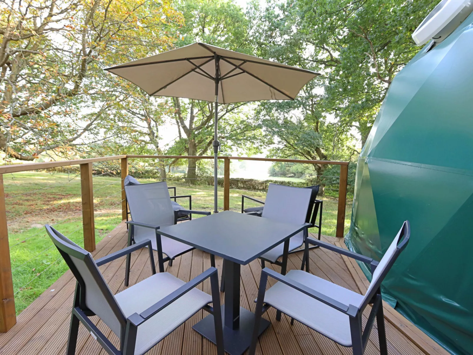 Knole Luxury Dome-Buiten