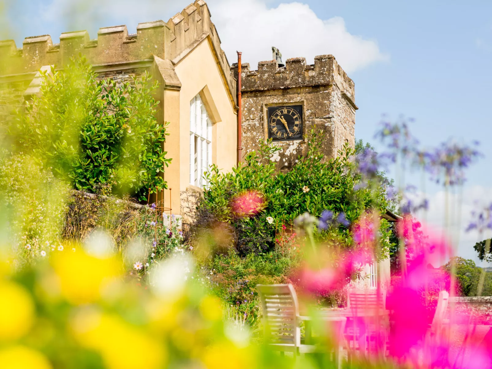 Historic Castle on River Tamar-Buiten