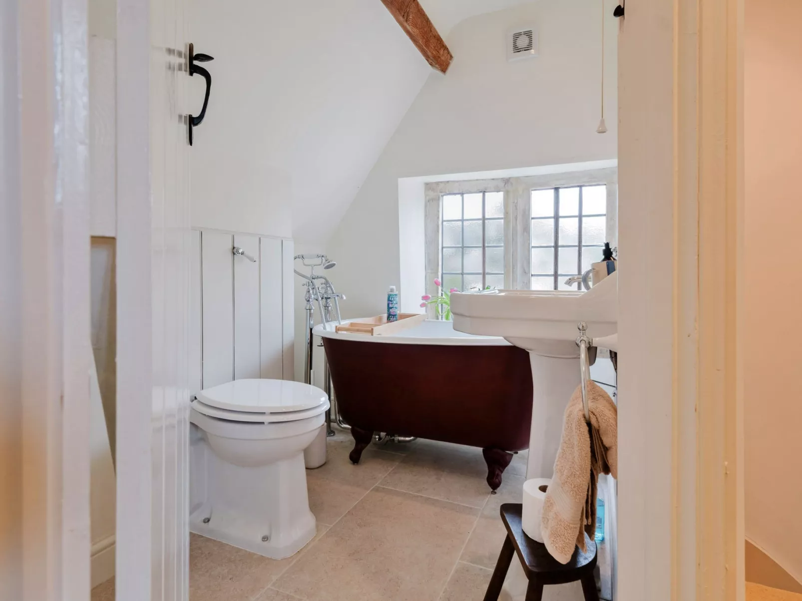 Courtside Cottage-Binnen