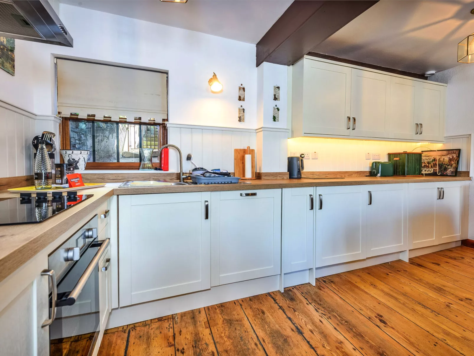 Ukulele Cottage-Binnen