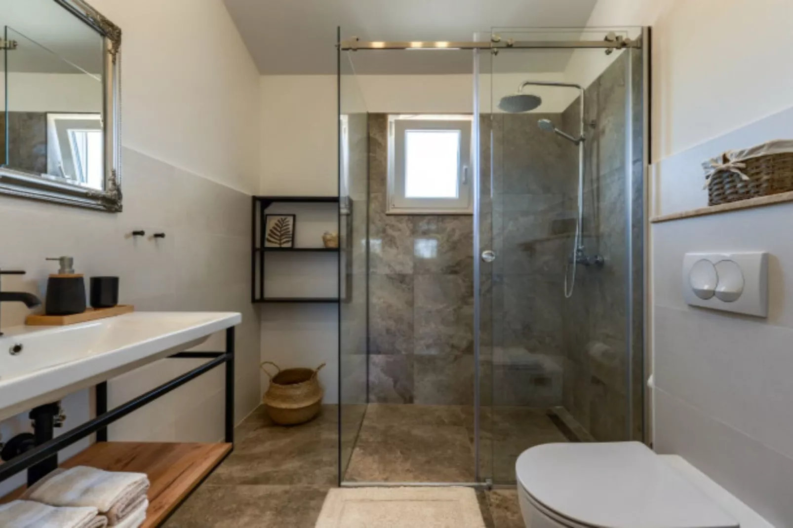 RUSTIC VILLA PEROSA WITH HEATED POOL-Badkamer