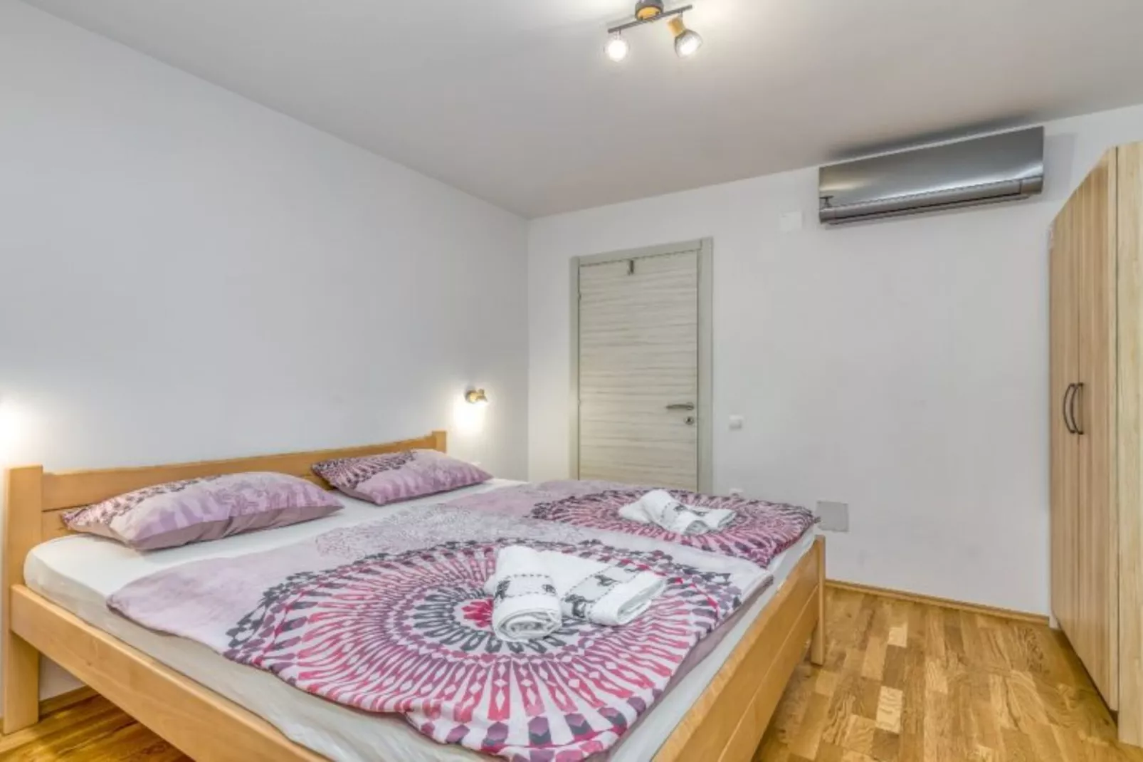 Four Bedroom Holiday House Mali Raj with Pool