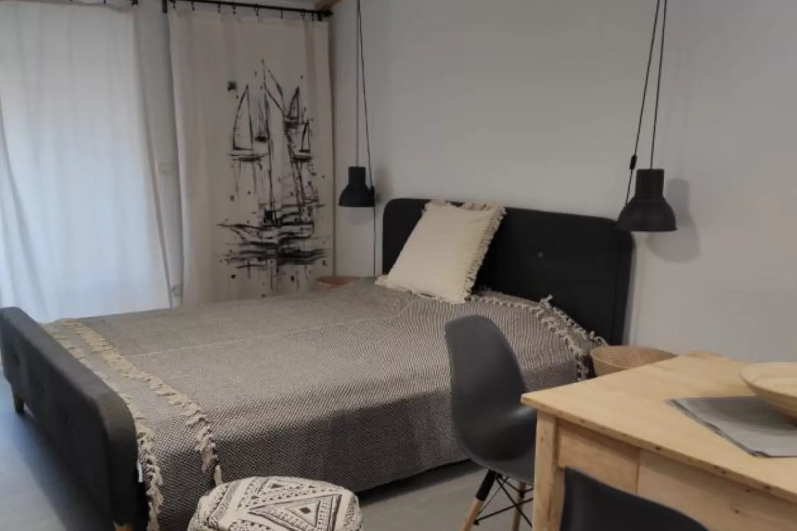 Modern Beachfront Apartments near Šibenik - Comfort Studio Apartment with Balcony and Sea View-Slaapkamer