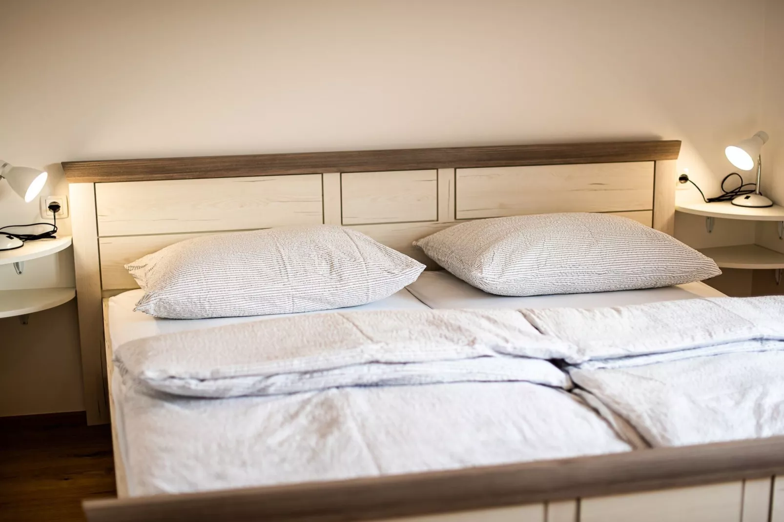 Serene Hollow Holiday Home with Mountain View - Two Bedroom Holiday Home with Mountain View-Slaapkamer