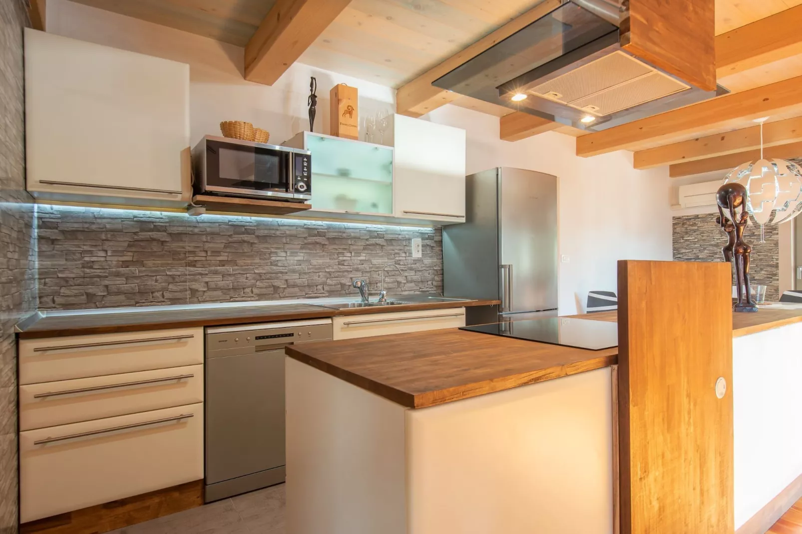 Family-Friendly Serene Retreat Holiday Home - Four Bedroom Holiday Home  with Terrace-Keuken