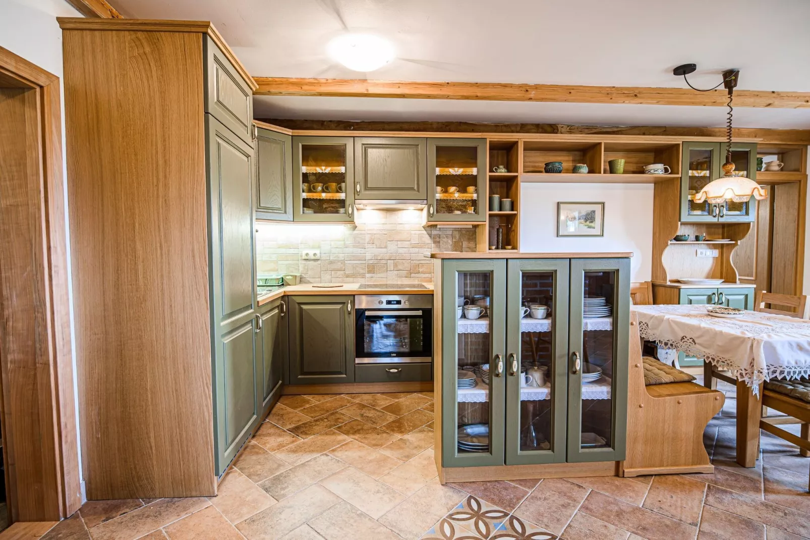 Hidden Authentic Haven Apartments - Two Bedroom Apartment with Balcony-Eetkamer