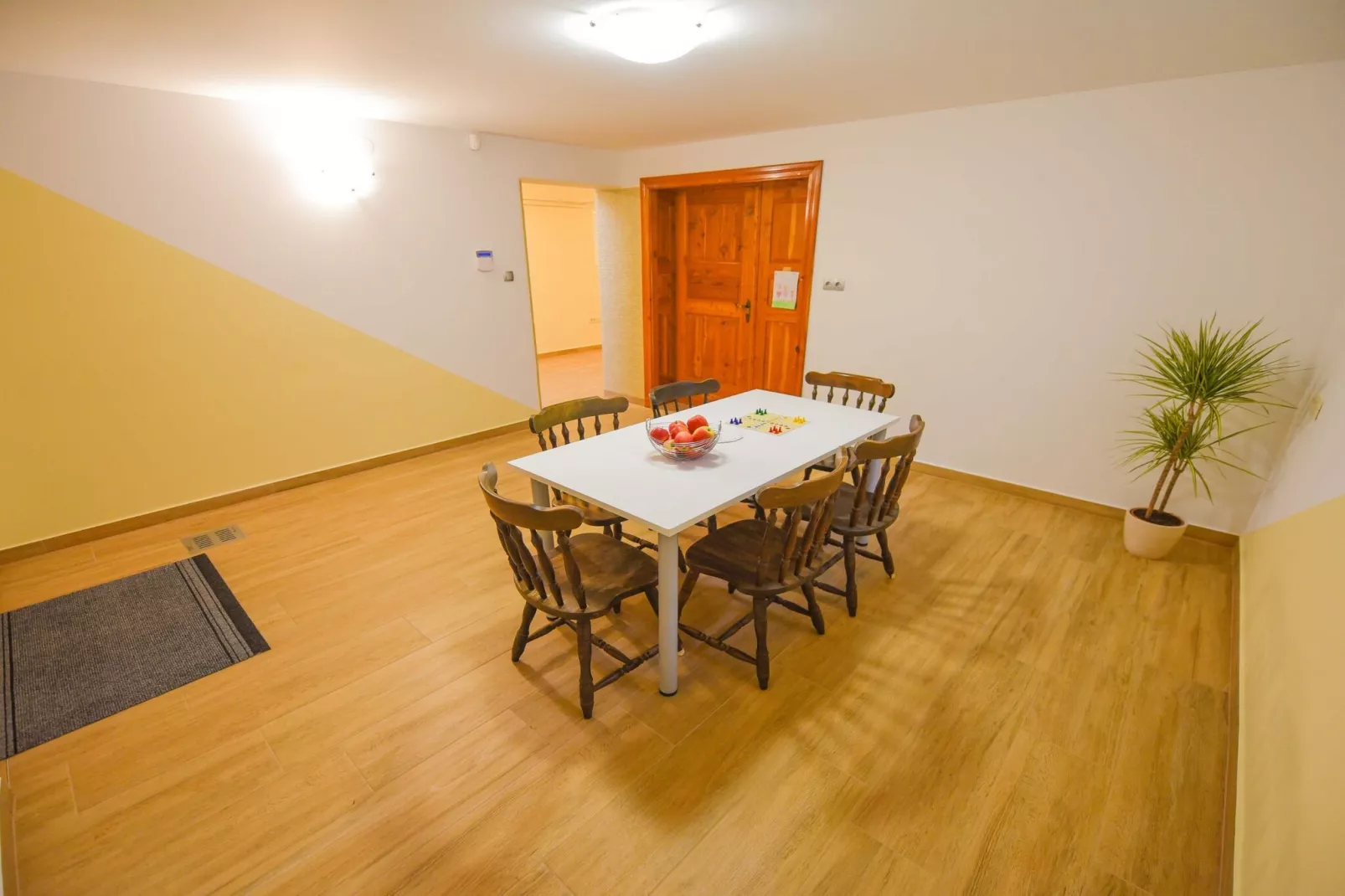 Cozy Luxe Holiday Home with Natural Thermal Bath - Seven Bedroom Holiday Home-Eetkamer