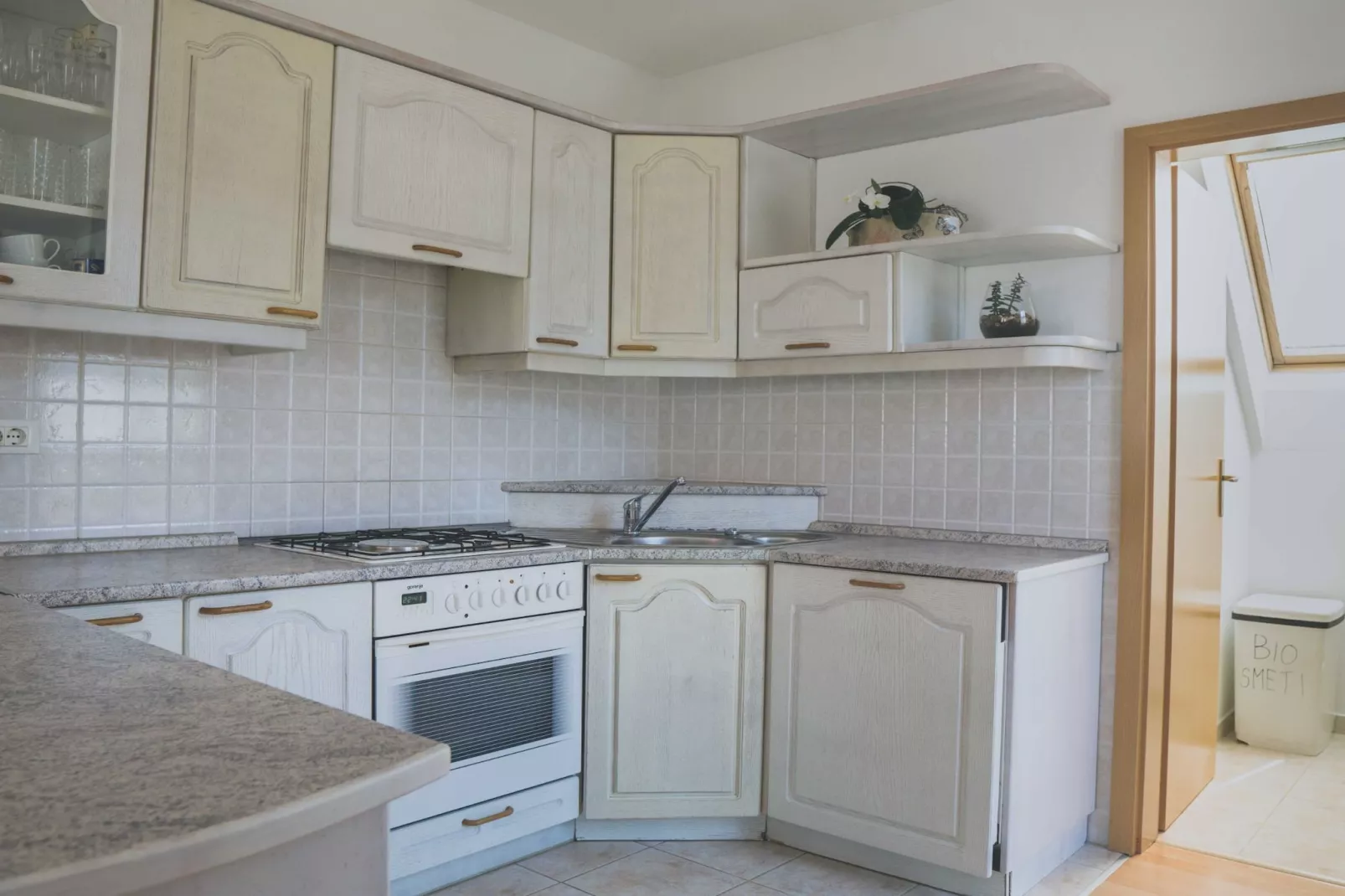 Comfortable Apartment with Mountain View - One Bedroom Apartment-Keuken