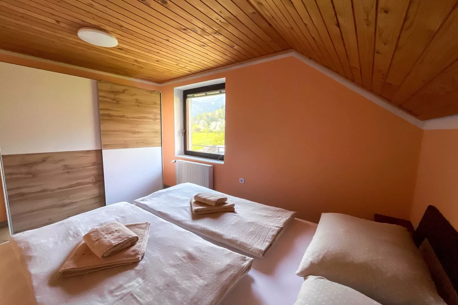 Vibrant and Charming Apartment with Balcony and Mountain View - Two Bedroom Apartment with Balcony and Mountain View-Slaapkamer