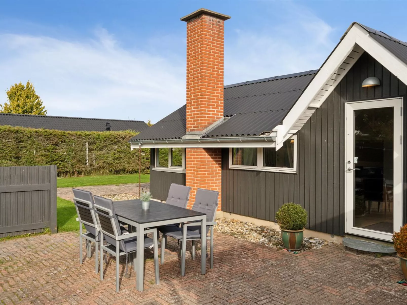 "Hannah" - 200m from the sea-Buiten