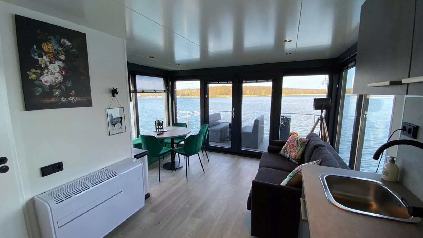 Floating in Limburg - hottub-Woonkamer