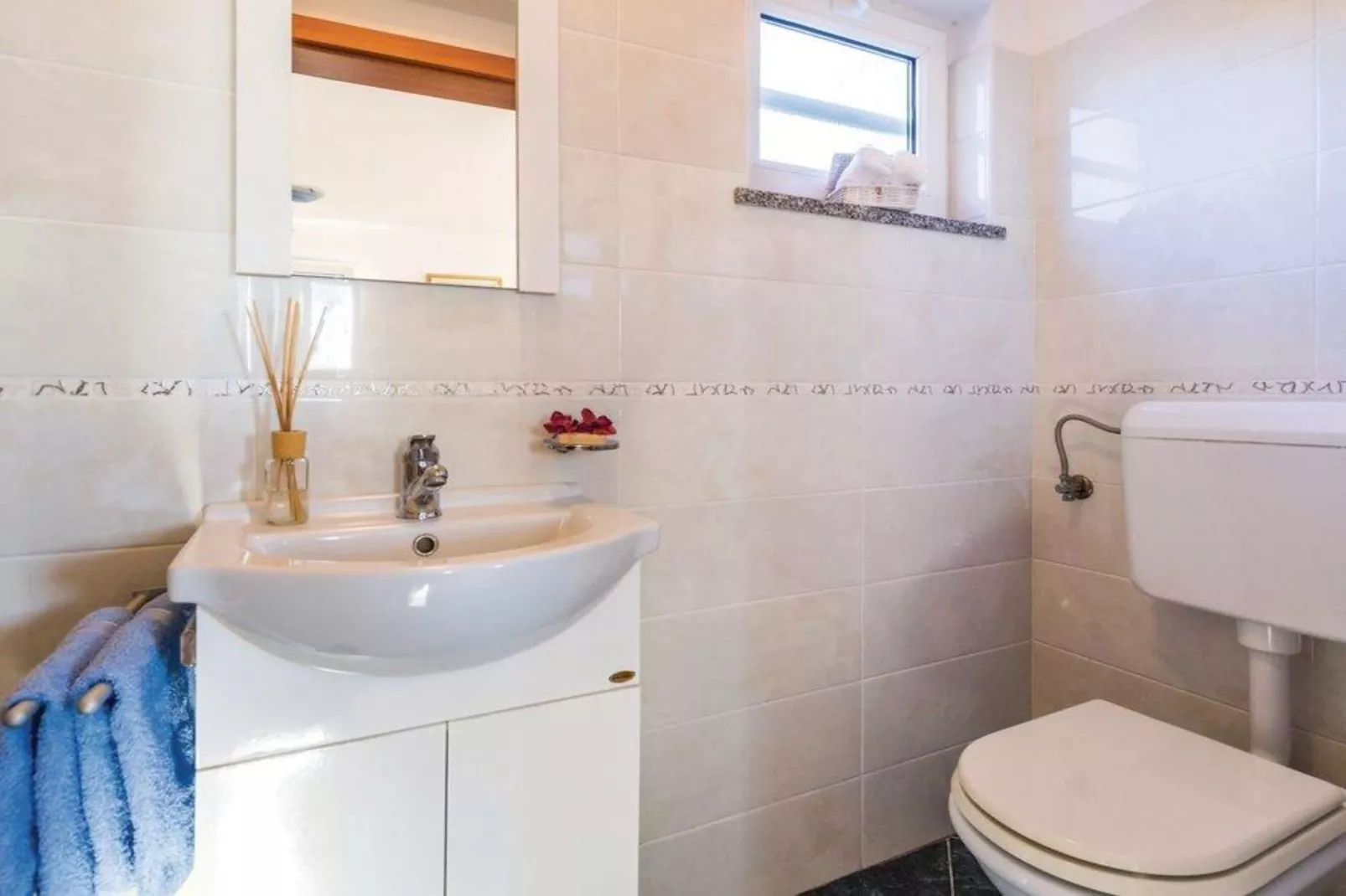 Holiday Home Brsec-Two Bedroom Holiday Home with Sea View-Badkamer