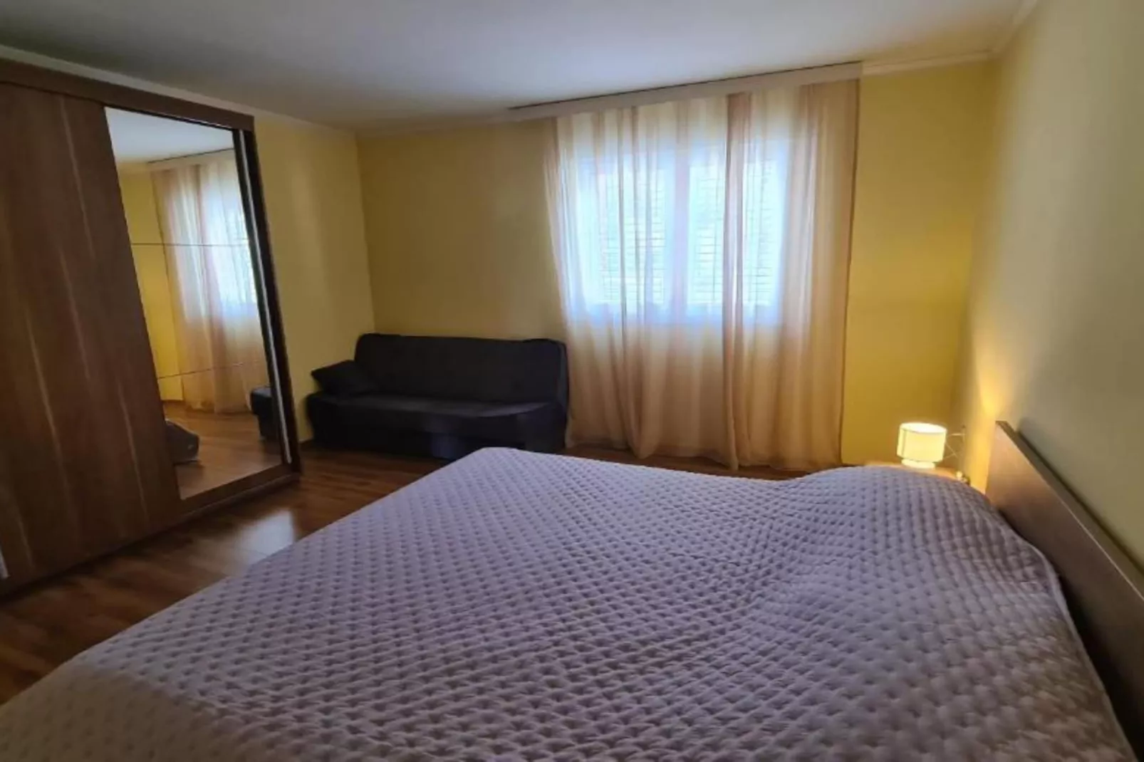 Apartment with Two Bathrooms-Slaapkamer