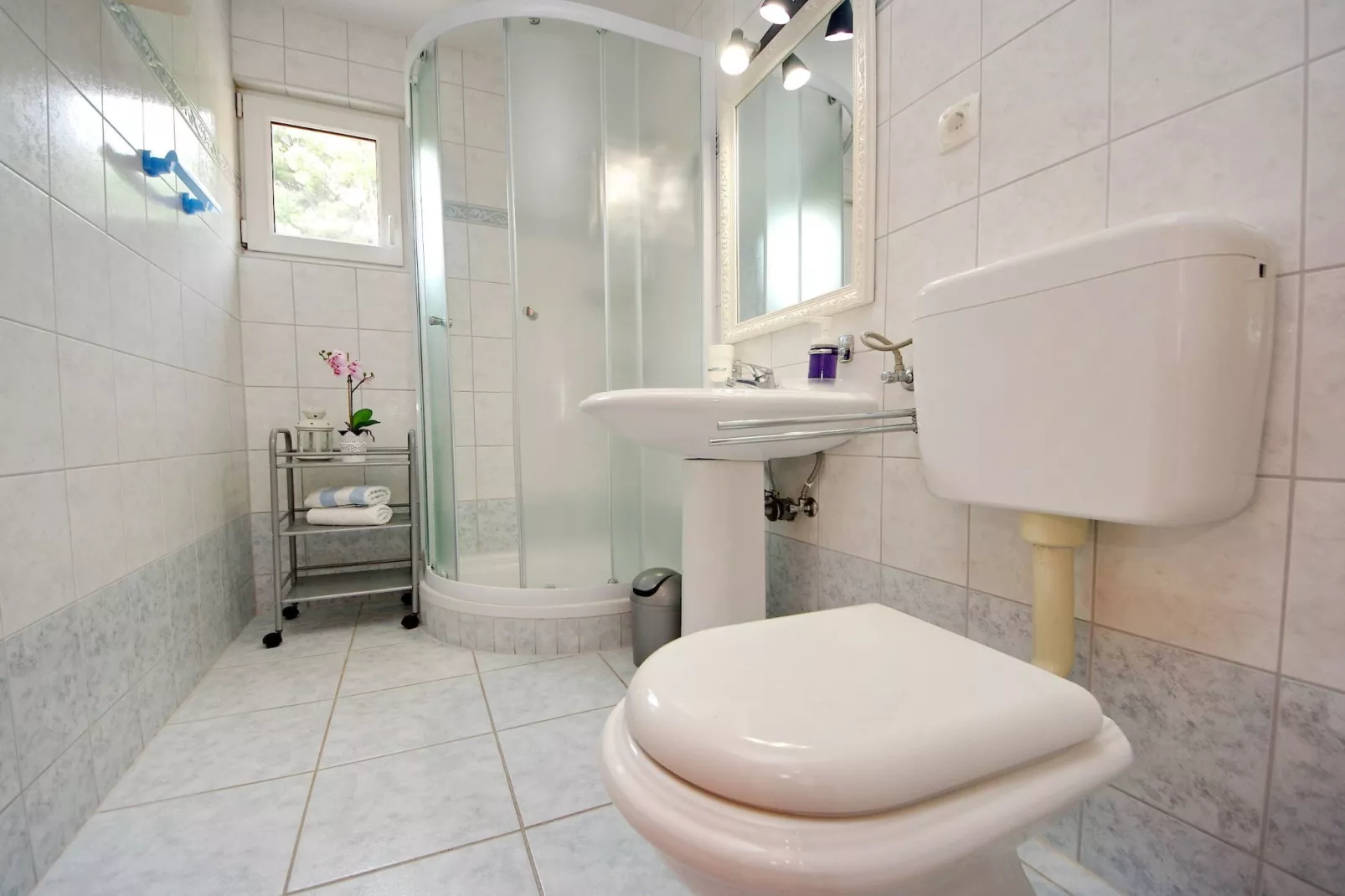 Seafront Apartments Deveron - Duplex Two Bedroom Apartment with Balcony and Sea View (Island)-Badkamer