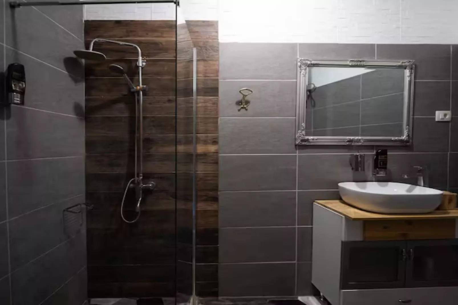 Six-bed room 1-Badkamer