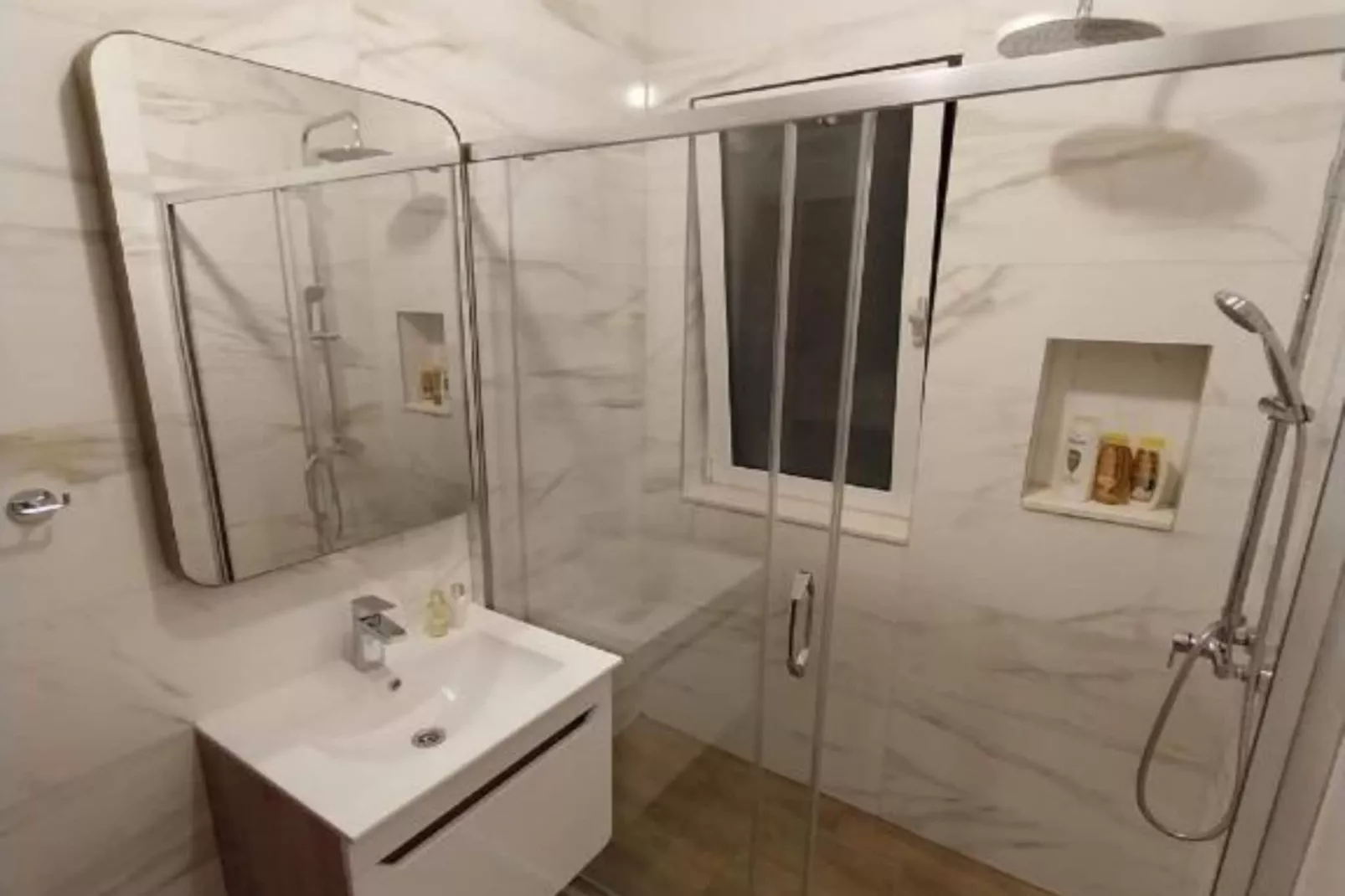 Stunning Beachfront Stay in Herceg Novi - Two Bedroom Apartment A-Badkamer