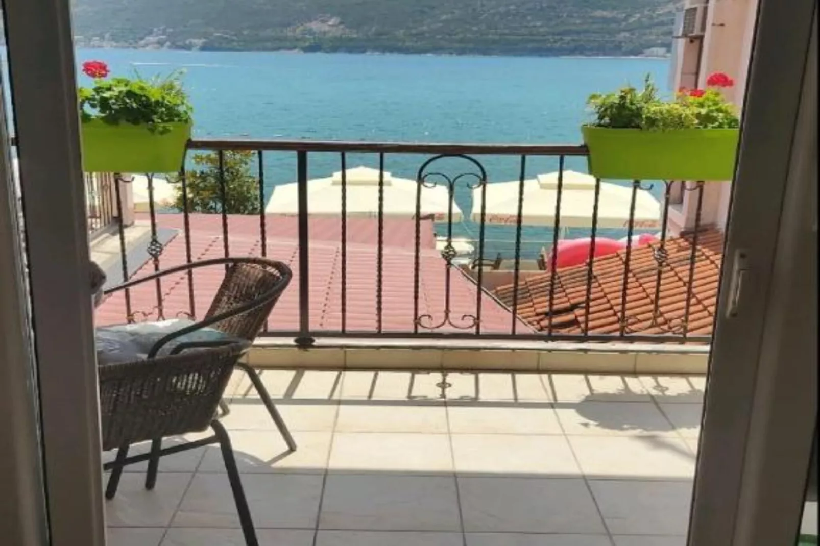 Stunning Beachfront Stay in Herceg Novi - One Bedroom Apartment N-Terrasbalkon