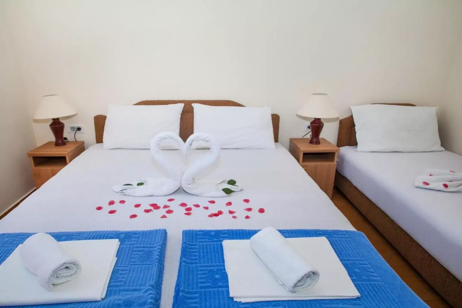 Charming Seaside Escape in Kotor - One Bedroom Apartment with Garden 3-Slaapkamer