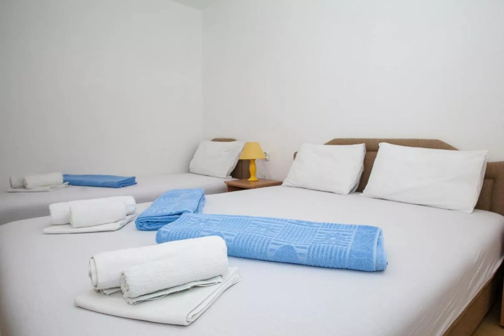 Charming Seaside Escape in Kotor - One Bedroom Apartment with Sea View 2-Slaapkamer