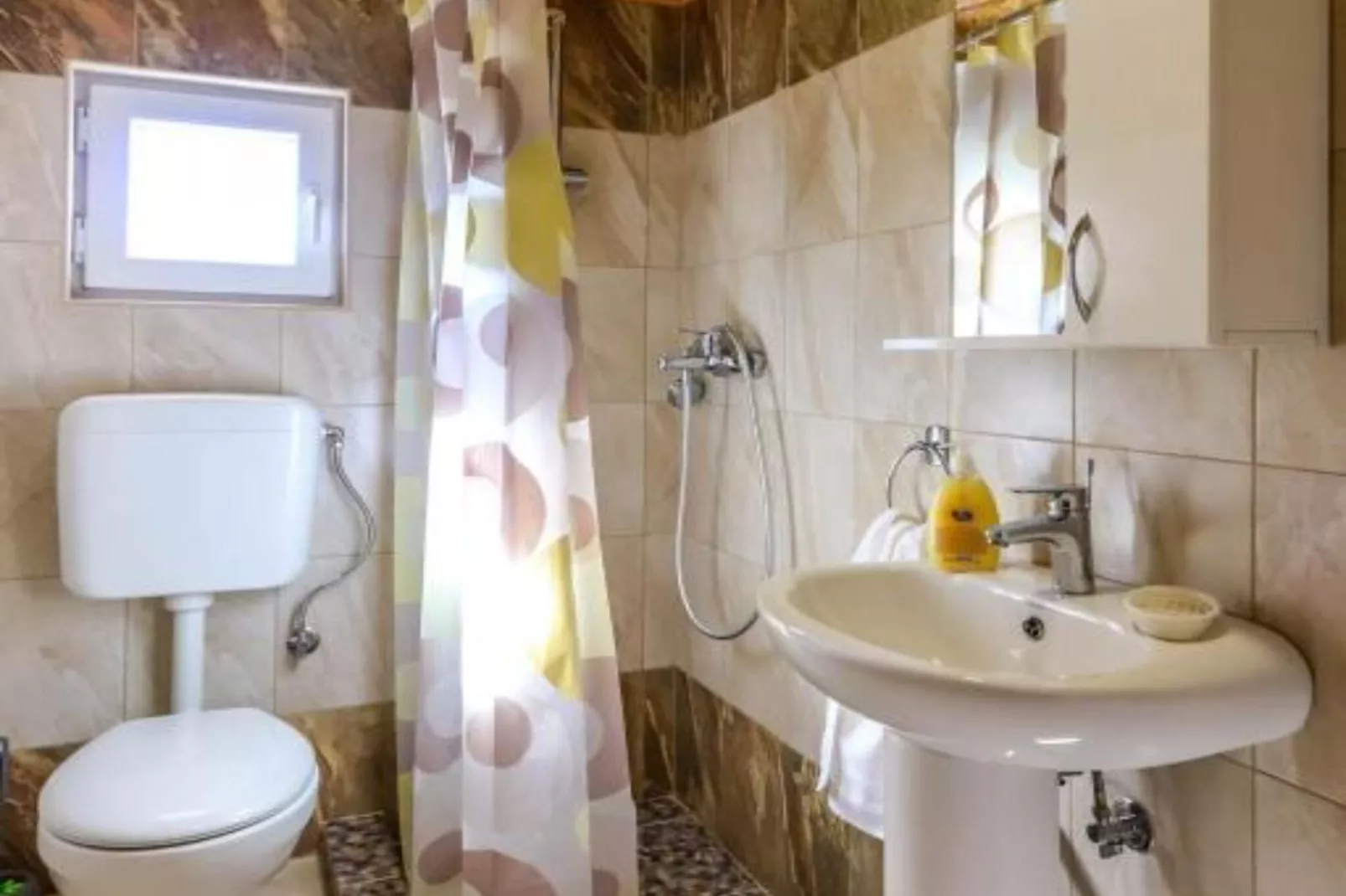 Beachfront Escape – Steps from the Crystal-Clear Sea - One Bedroom Apartment 1-Badkamer