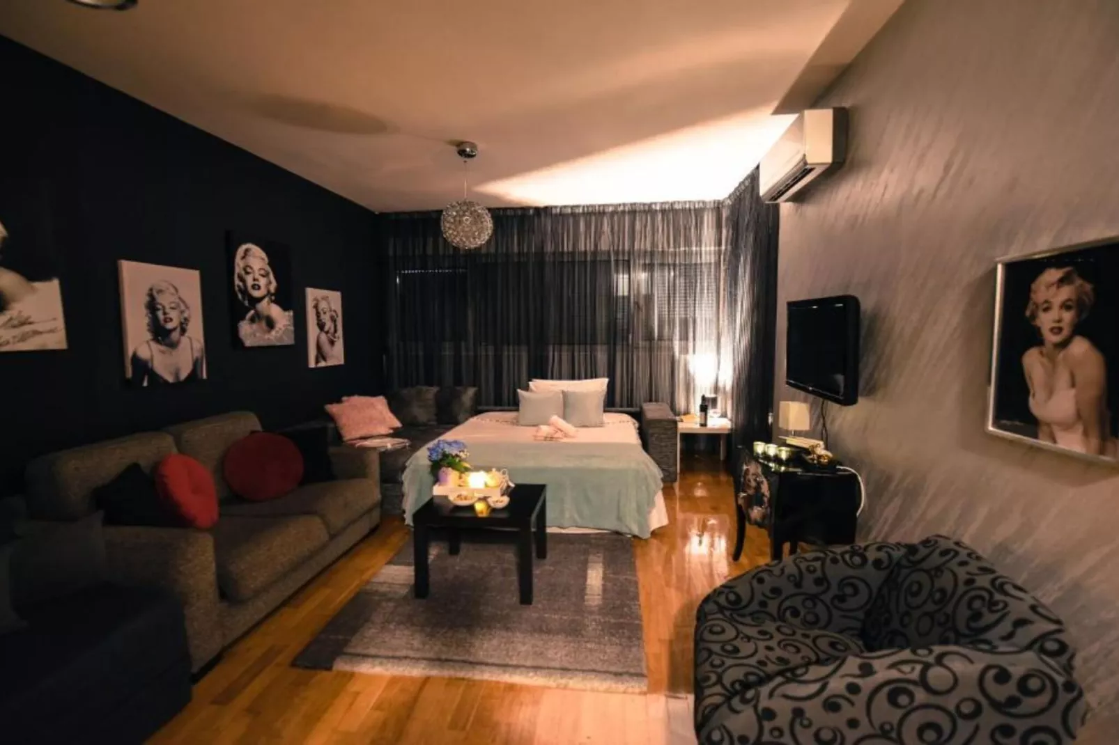 Chic Budva City Retreat - Studio Apartment with Balcony-Slaapkamer